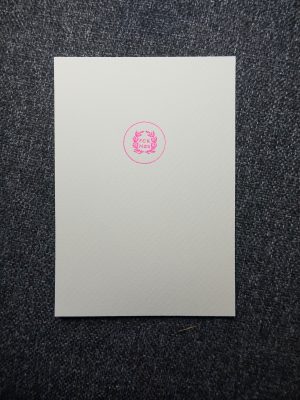 Weißes Briefpapier mit pinkem Logo von Laureae FCK NZS.