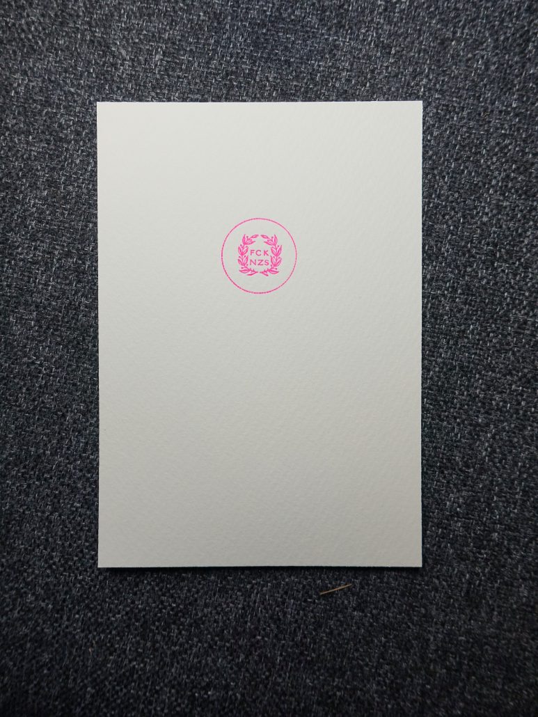Weißes Briefpapier mit pinkem Logo von Laureae FCK NZS.
