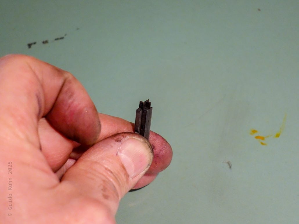 Nahaufnahme eines Handgriffs mit einem kleinen Werkzeug.