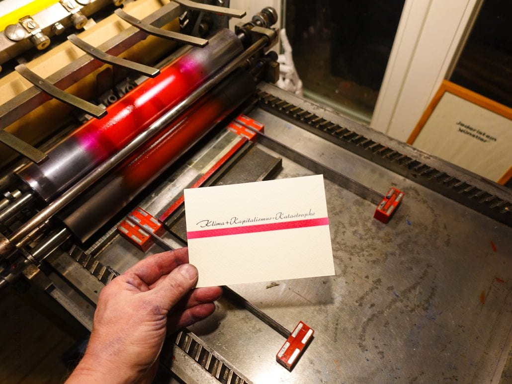 Druckmaschine bei der Herstellung eines Drucks auf Papier.