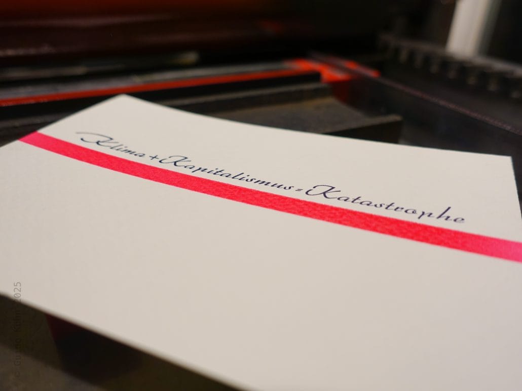 Handgeschriebene Notiz mit der Überschrift 'Wille + Kapitalismus = Katastrophe'.