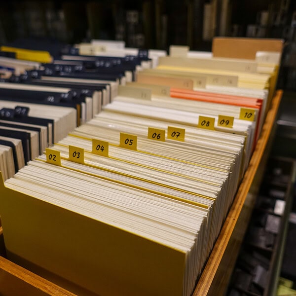Sortierte Register in einem Aktenordner für Dokumentenorganisation.