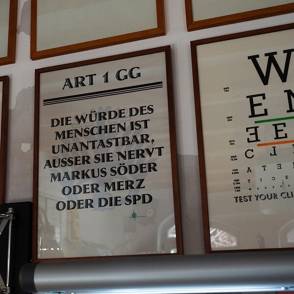 Zitat über die Würde des Menschen von Markus Söder in einem Rahmen.