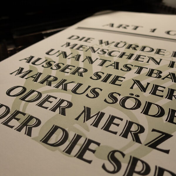 Gedrucktes Dokument mit Text über die Würde des Menschen.