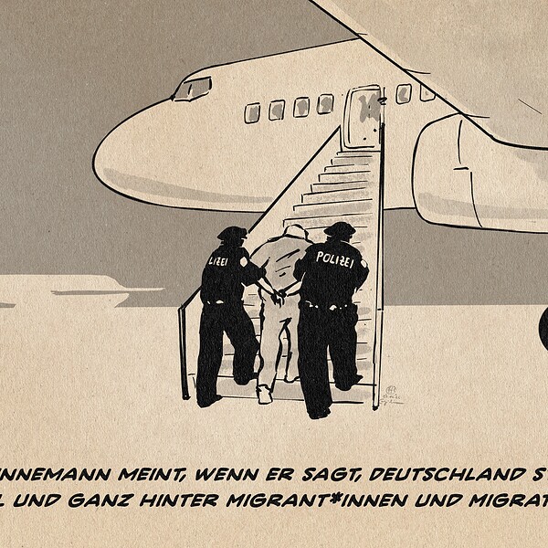 Illustration einer nächtlichen Abschiebesituation am Flughafen, bei der zwei Polizisten hinter einem gefesselten Migranten stehen und ihn die Gangway hoch ins Flugzeug bugsieren. Textzeile: Was Linnemann meint, wenn er sagt, Deutschland stünde voll und ganz hinter Migrant*innen und Migration.
