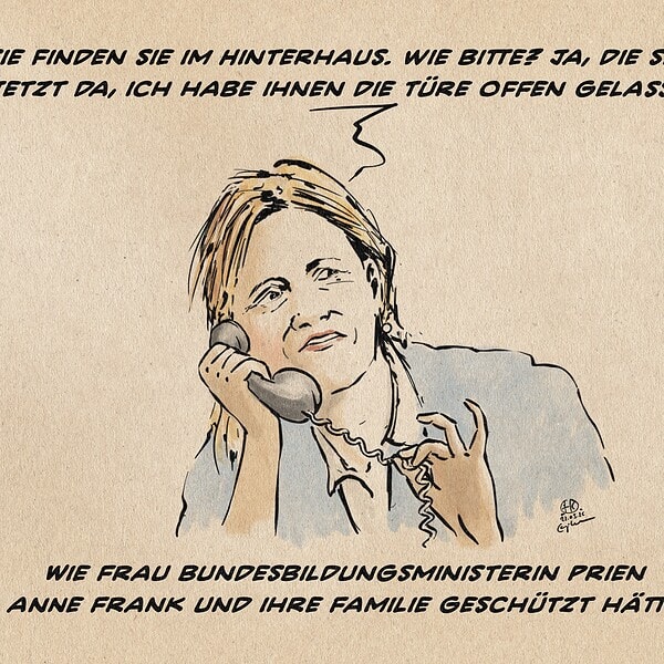 Frau Prien, zur Bildkante schauend über den Hörer eines Schnurgebundenen Telefons gebeugt im Telefonat. Sie sagt: Sie finden sie im Hinterhaus. Wie bitte? Ja, die sind jetzt da, ich habe ihnen die Tür offen gelassen. Textzeile: Wie Frau Bundesbildungsministerin Prien Anne Frank und ihre Familie geschützt hätte.