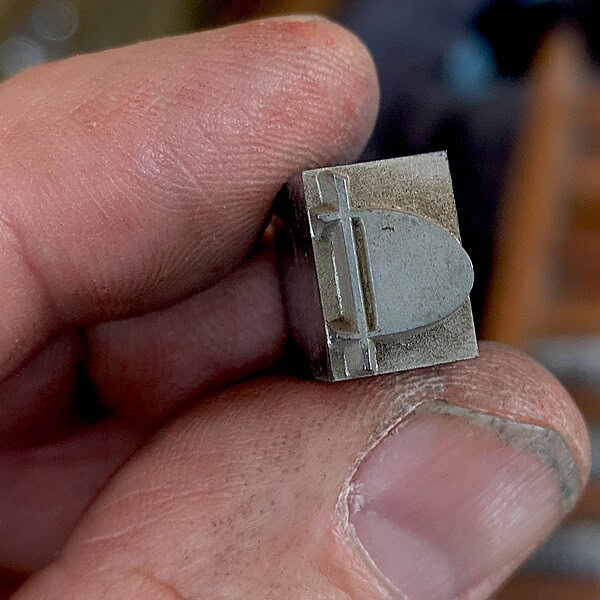Finger halten ein Paragraphenzeichen als Type in 36p der Claudius