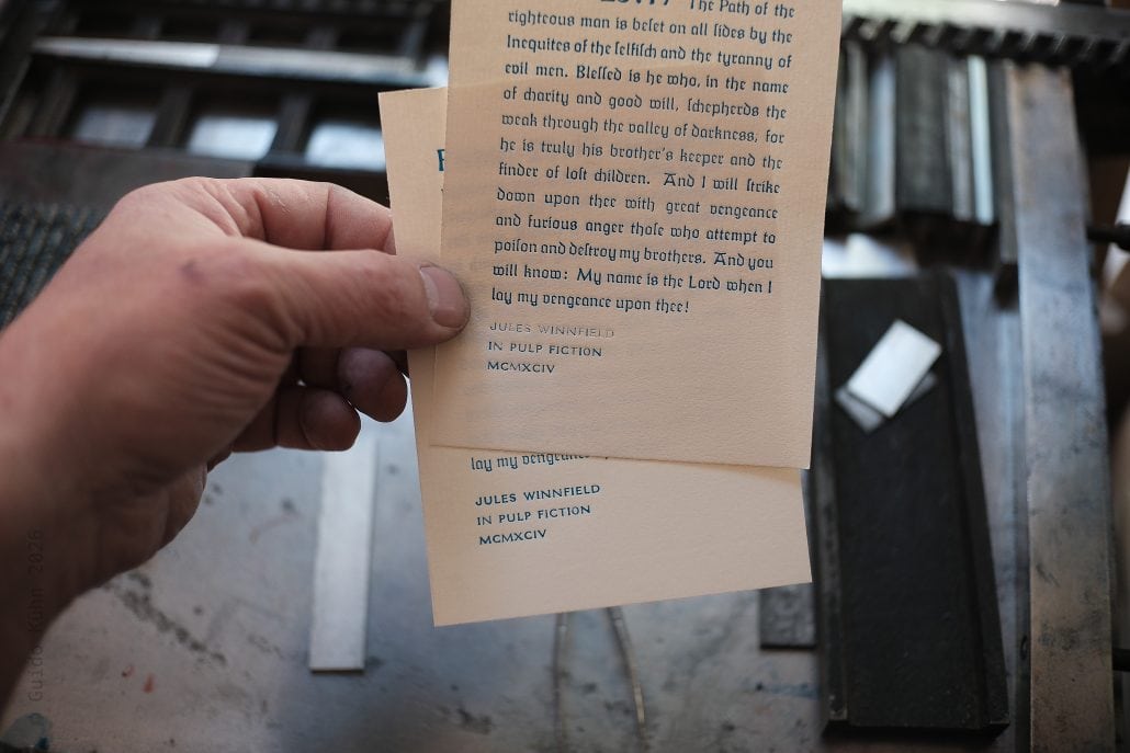 Hand hält eine alte Bibelstelle auf Papier, symbolisch für religiöse Texte und Glauben.