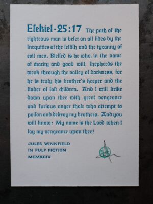 Biblische Passage Esekiel 25:17 mit christlichem Symbol auf weißem Hintergrund.