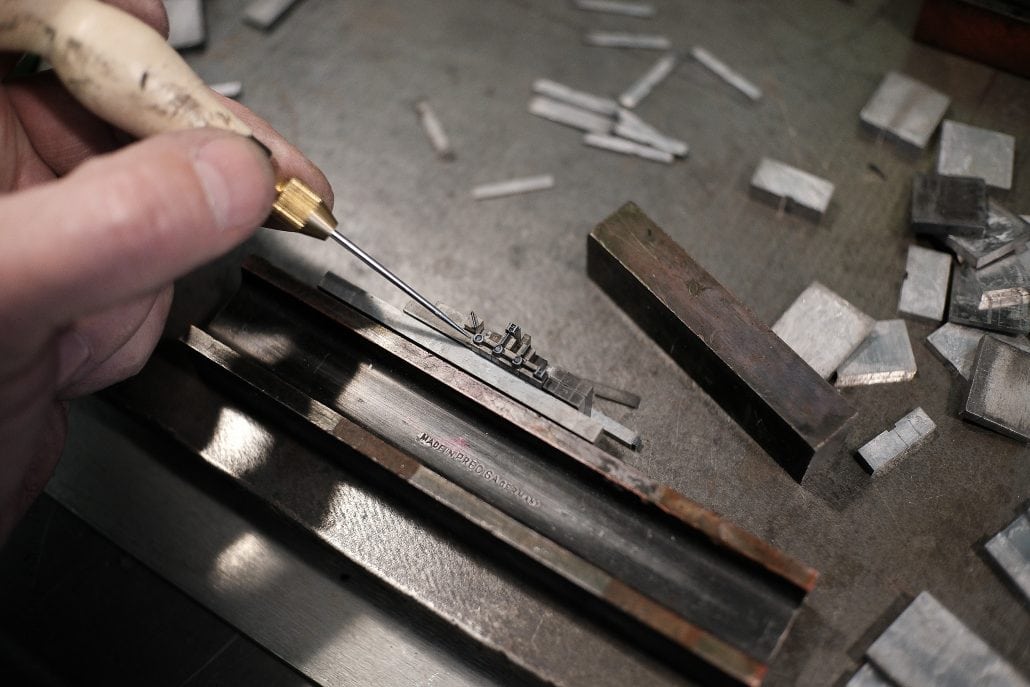 Präzises Messen und Anpassen von Metallteilen für den Formelsatz.