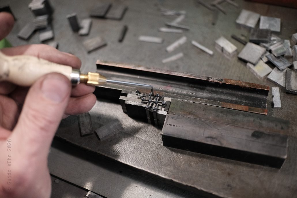 Präzises Messen und Schneiden von Metallteilen für den Formelsatz.