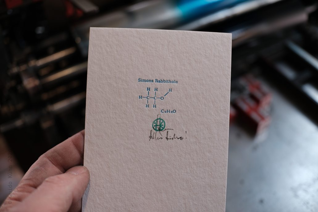 Chemische Formel und Unterschrift auf einer Karte, wissenschaftliches Thema.