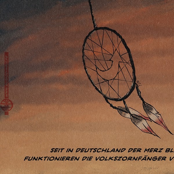 Ein Traumfänger im Wind vor rötlich-schwarzem Nachthimmel. Er formt mit den Fäden im Kreis das AfD-Logo nach. An ihm baumeln Federn in Reichsfarben. Textzeile: Seit in Deutschland der Merz bläst, Funktionieren die Volkszornfänger von alleine
