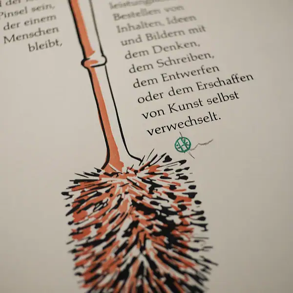 Foto mit einem Detail des Drucks. Man sieht zweifarbig rot-Schwarz eine Klobürste und Text.
