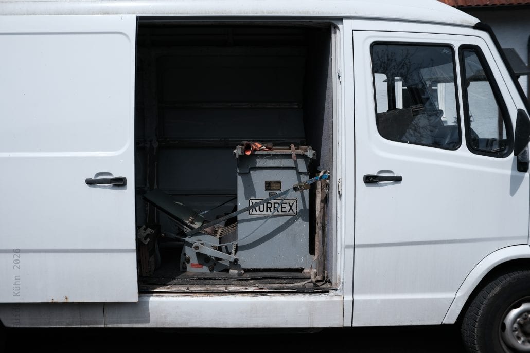 Ladungssicherung auf einem weißen Lieferwagen in Stuttgart 2.