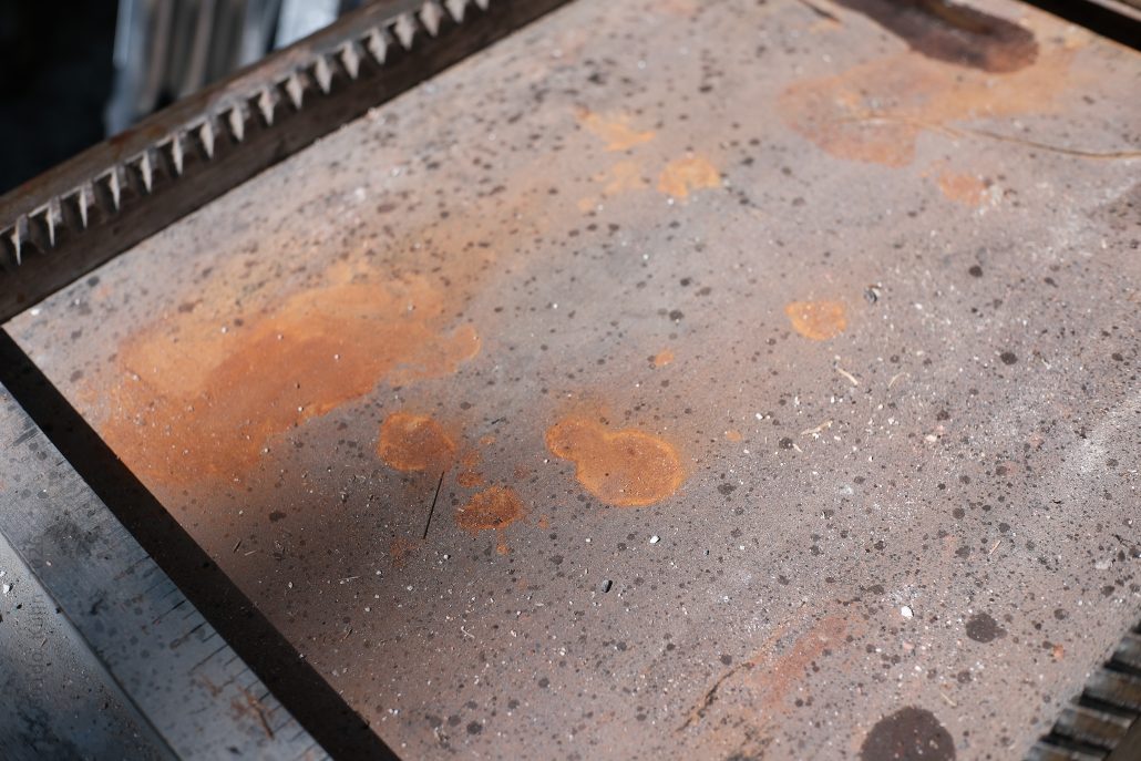Rostige Metallplatte mit Flecken und Korrosion.