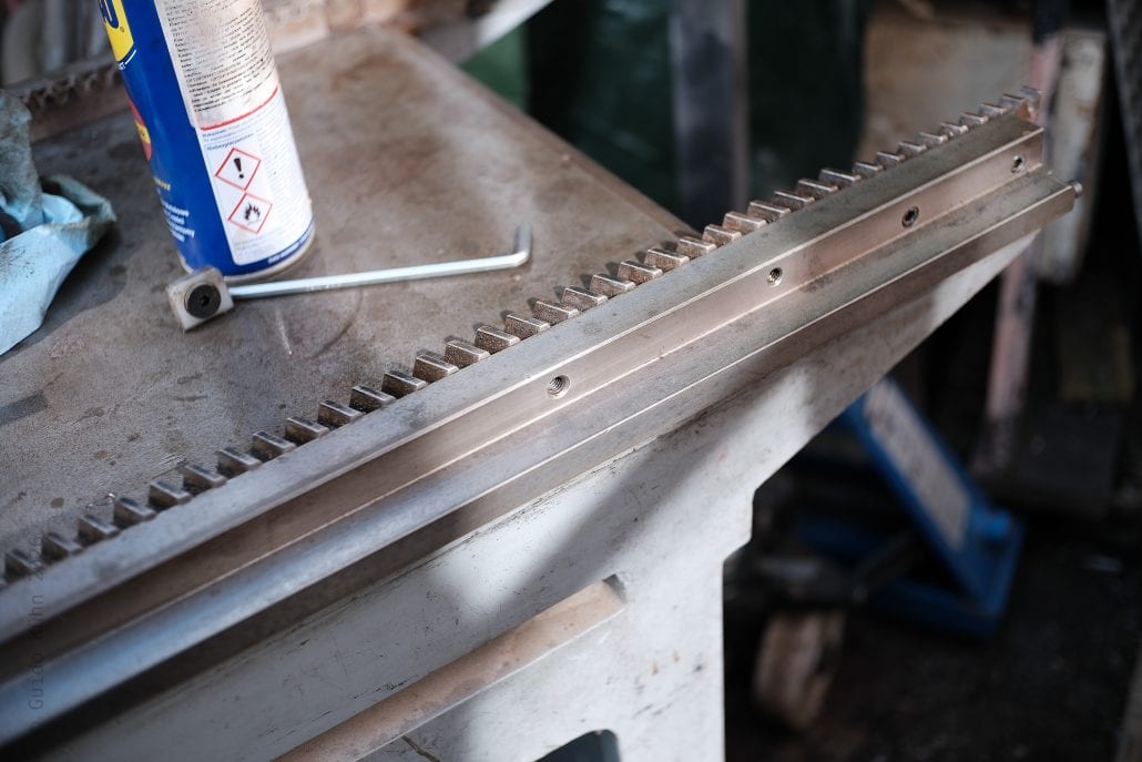 Metallkante mit Zähnen auf Werkbank in Werkstatt.