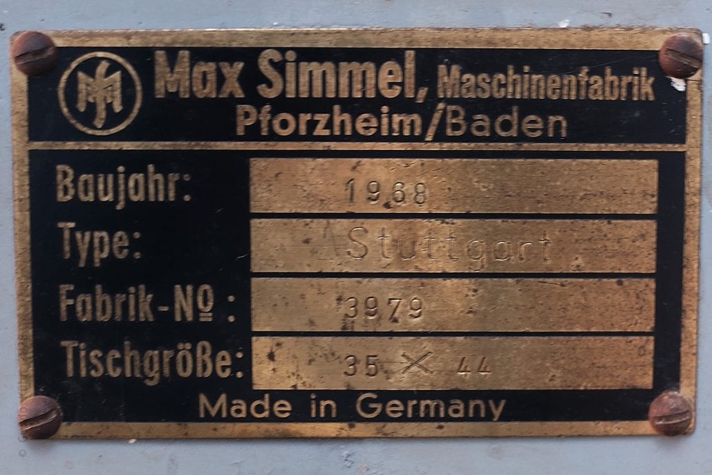 Metallplakette mit Herstellungsdetails von Max Simmel Maschinenfabrik Pforzheim.