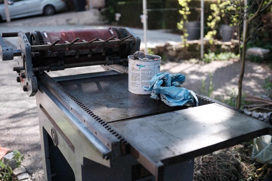 Gartenarbeit in Stuttgart 2 mit Werkzeug und Farbeimer.