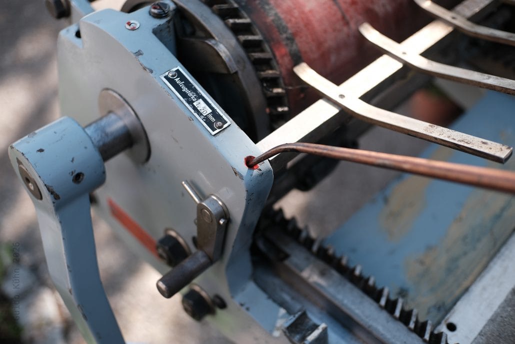 Industrielle Maschine mit rotierender Schnecke und Metallteilen.