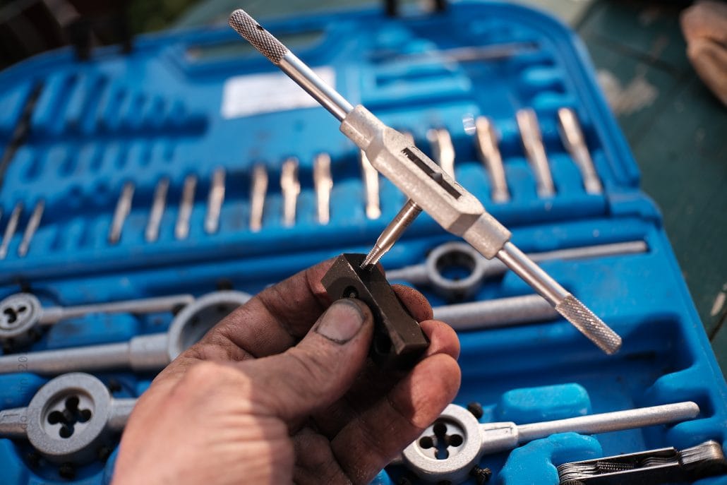 Werkzeugset für Reparaturen mit Hand und Schraubenschlüssel.