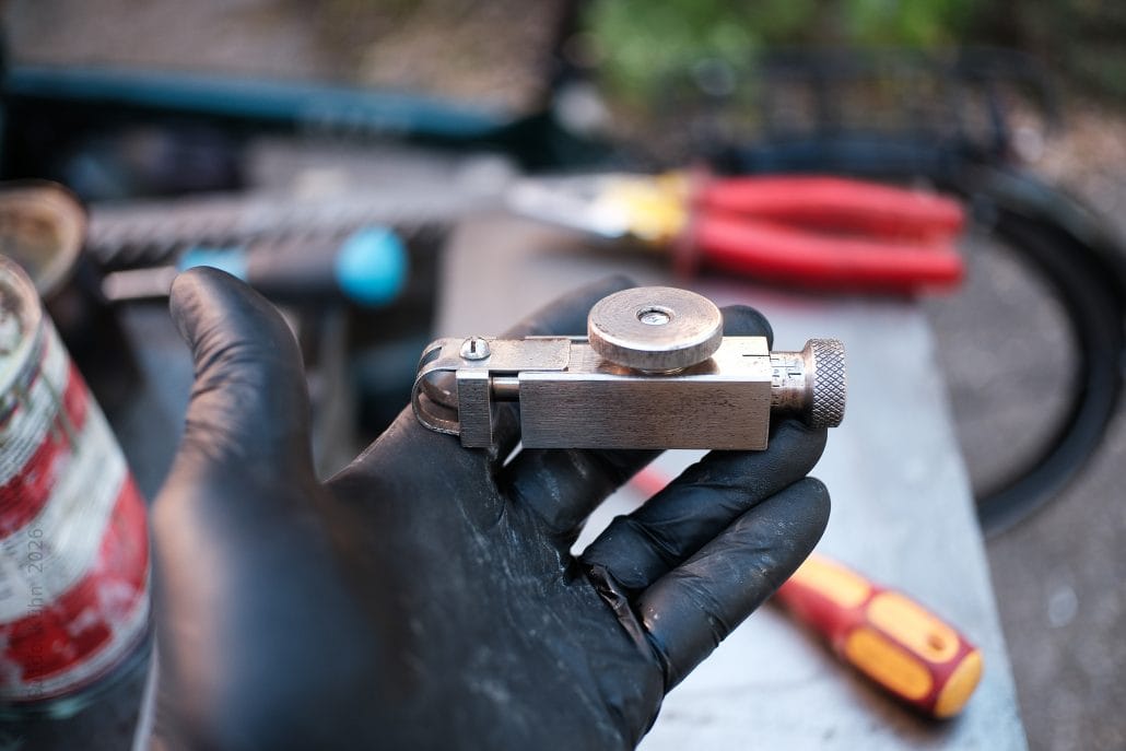 Präzises Messgerät für technische Arbeiten in der Werkstatt.