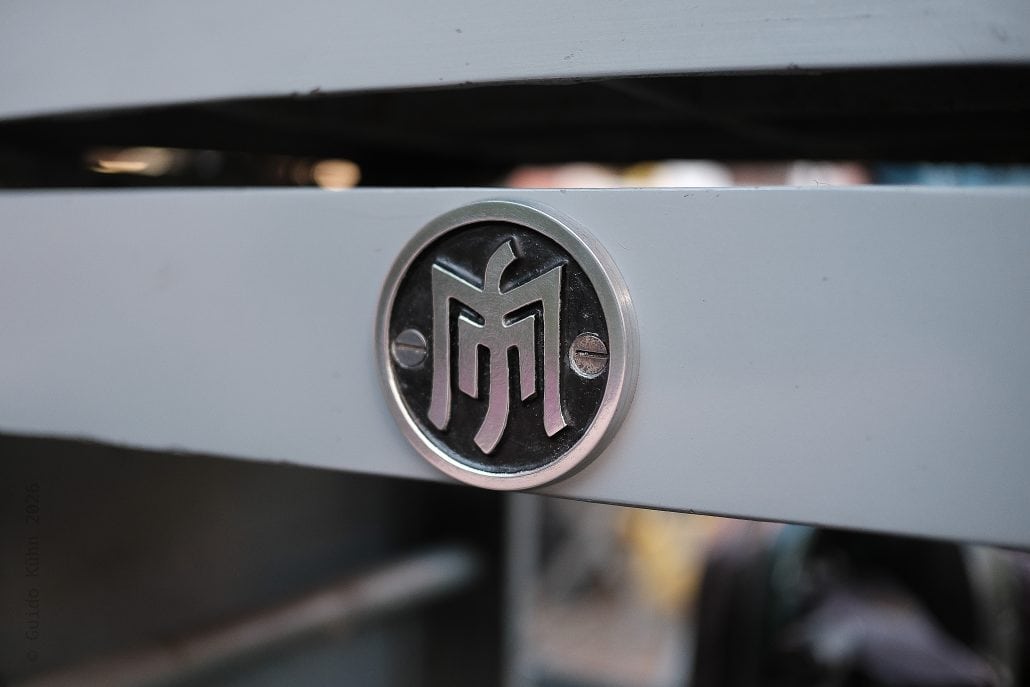 Nahaufnahme des Miele-Logos auf einer Haushaltsgerät-Front.