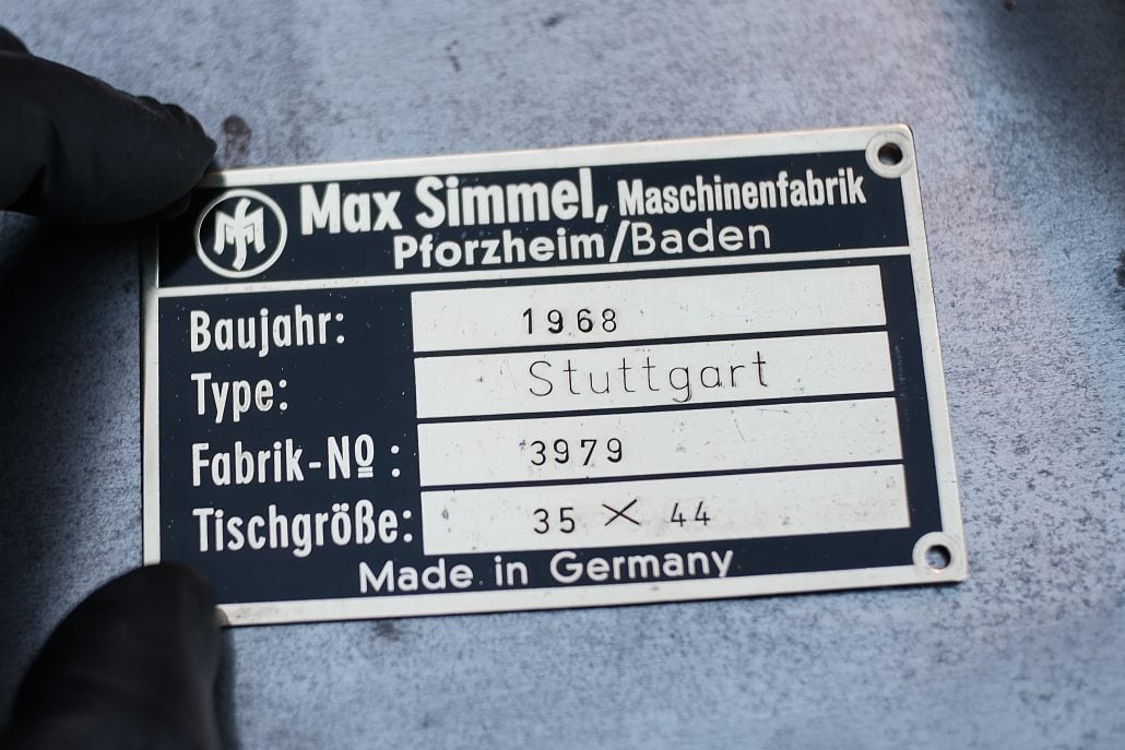 Metallplakette mit Fabrikdetails von Max Simmel in Pforzheim, Deutschland.