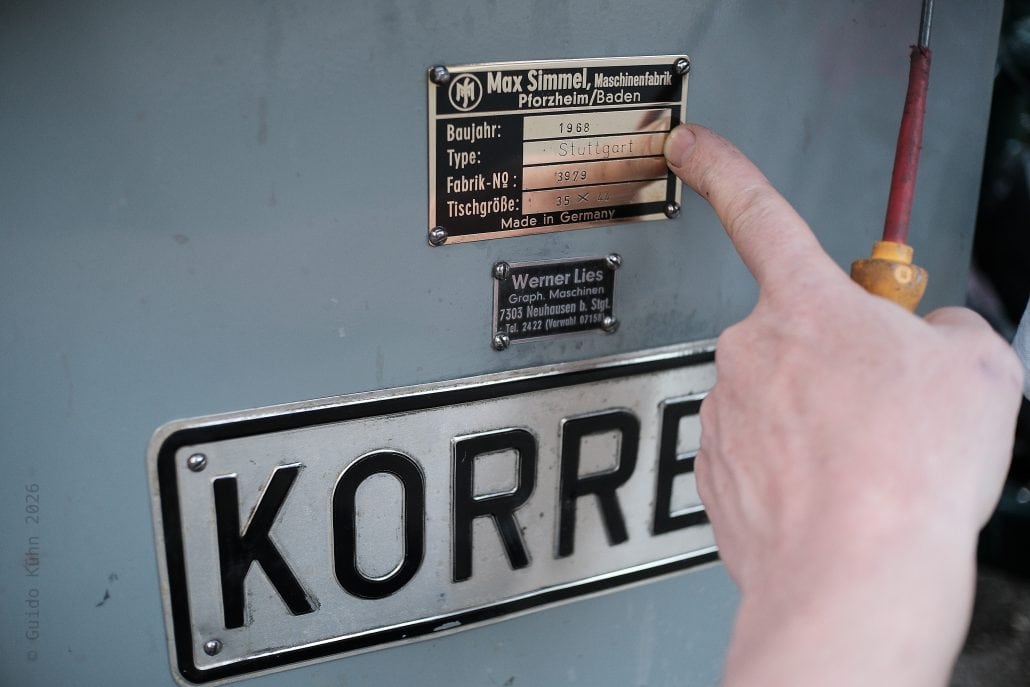 Nahaufnahme eines Handgriffs, der an einer Maschine in Stuttgart befestigt ist.