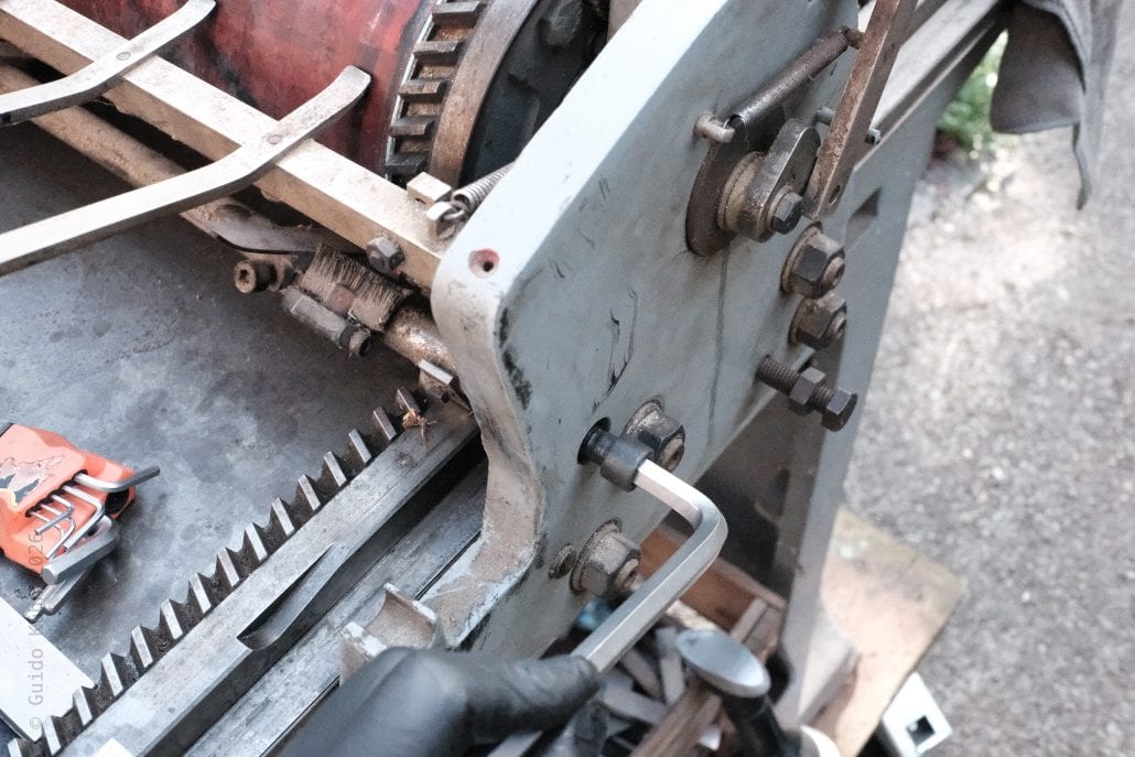 Industrielle Maschine mit Schraubenschlüssel in Werkstatt.