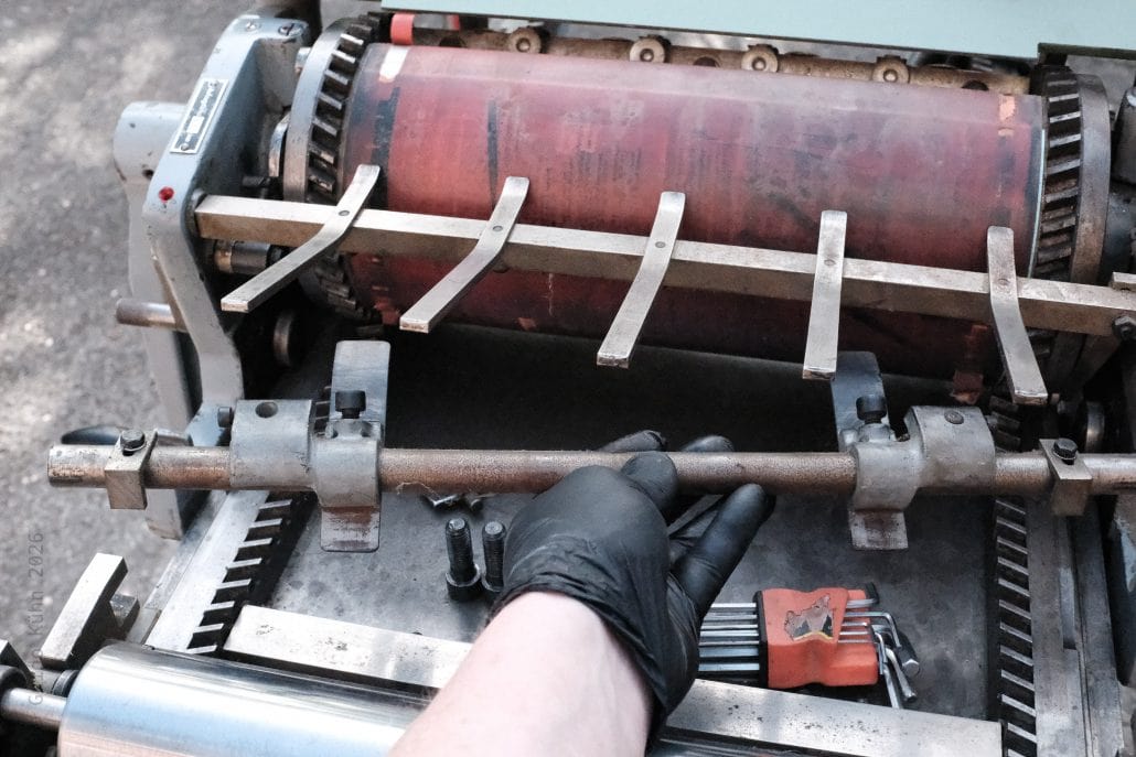 Reparatur eines alten Elektromotors mit Werkzeugen in Stuttgart 2.