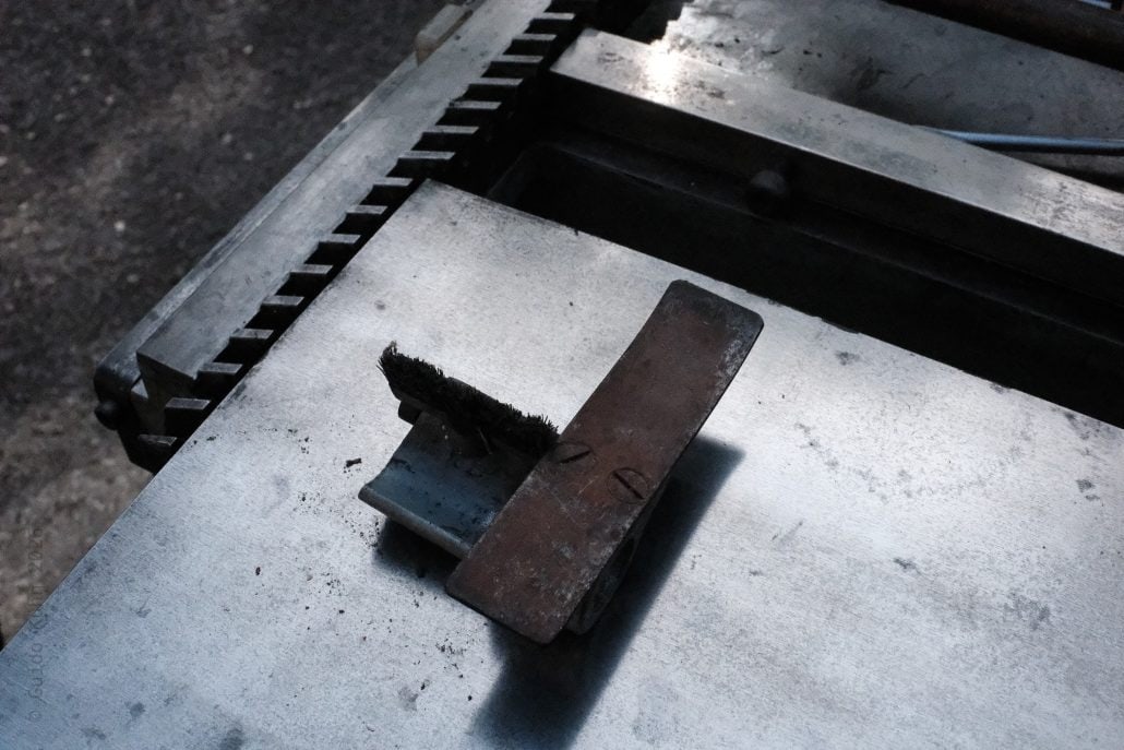 Schweißgerät und Metallstück auf Werkbank in Werkstatt.