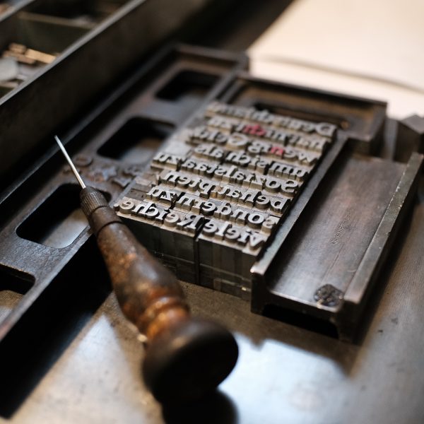 Foto einer kompress gesetzte Bleisatzform. Kompress bedeutet in der Setzersprache ohne Durchschuss gesetzt