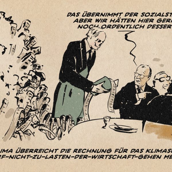 Illustration eines Skellets als livrierten Kellner der Merz und schemenhaften Personen im Restaurant einen absurd hohen Berg Rechnungsausdruck präsentiert. Merz sagt: Das übernimmt der Sozialstaat, aber wir hätten hier gerne noch Dessert. Textzeile: Das Klima überreicht die Rechnung für das Klimaschutz-darf-nicht-zu-lasten-der-wirtschaft-gehen Menue
