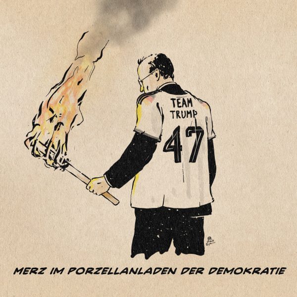 Illlustration von Merz in Rückenansicht, der auf eine lodernde Fackel in seiner Hand blickt und über seinem Anzug ein DFB Nationaltrikot trägt. Das Trikot ist auf dem Rücken mit Team Trump und der Ziffer 47 beschriftet. Textzeile: Merz im Porzellanladen der Demokratie