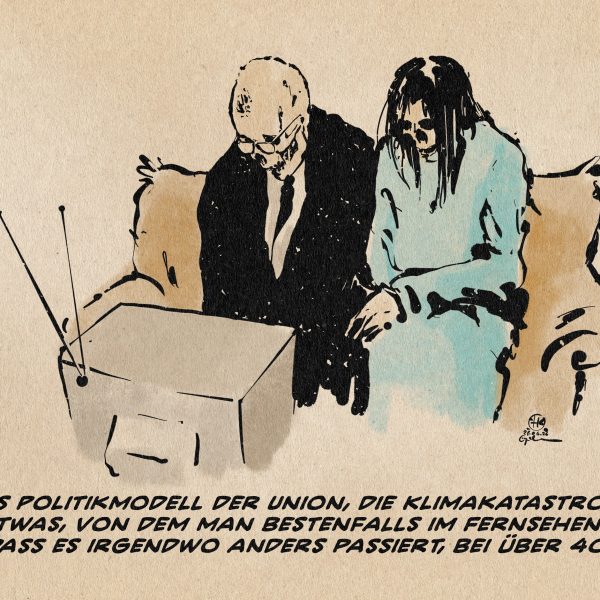 Illustration zweier mumifizierter Personen, die auf einem braunen Sofa vor einem Fernseher sitzen. Wer möchte kann diese als Merz und Reiche identifizieren. Textzeile: Das Politikmodell der Union, die Klimakatastrophe sei etwas, von dem man bestenfalls im Fernsehen sieht, dass es wo anders passiert, bei über 40°C