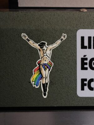 Sticker von Jesus mit Regenbogen-Flagge, symbolisiert Akzeptanz und Vielfalt.