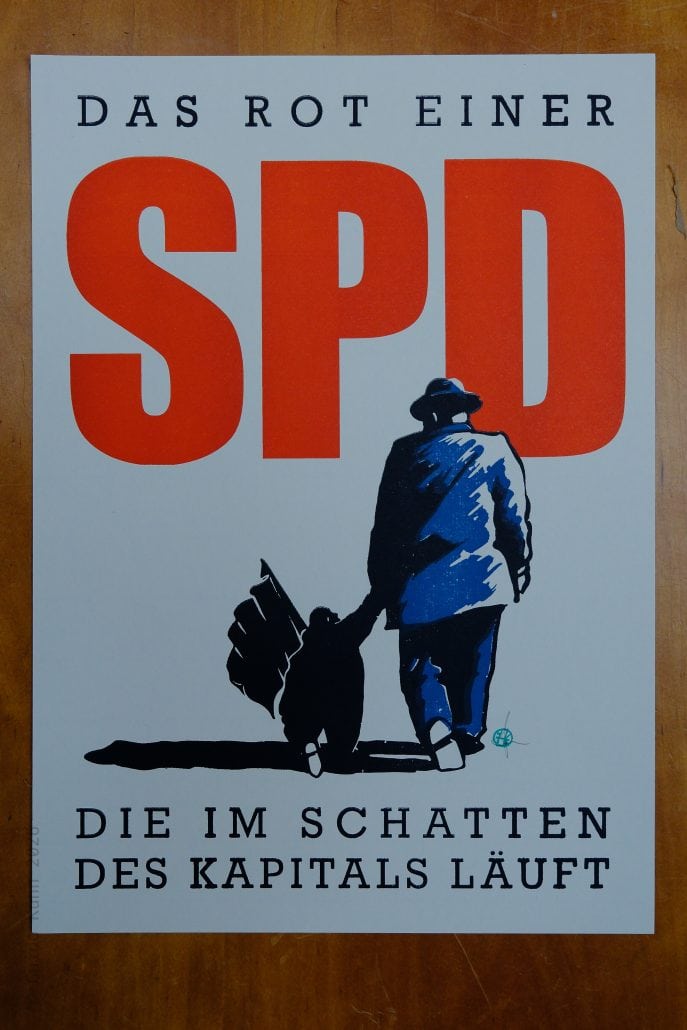SPD Plakat mit rotem Logo und Illustration eines Erwachsenen mit Kind.