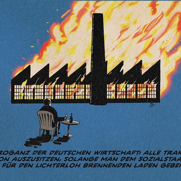 Illustration eines Managers, der in einem Gartenstuhl sitzend mit einem Glas Champagner bei Nacht entspannt einer lichterloh brennenden Fabrik zusieht. Textzeile: Die Arroganz der deutschen Wirtschaft: alle Transformation ausszusitzen, solange man dem Sozialstaat die Schuld für den lichterloh brennenden Laden geben kann.