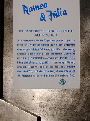 Handgeschriebener Titel 'Romeo & Julia' auf weißem Papier, mit Text über die Liebesgeschichte.