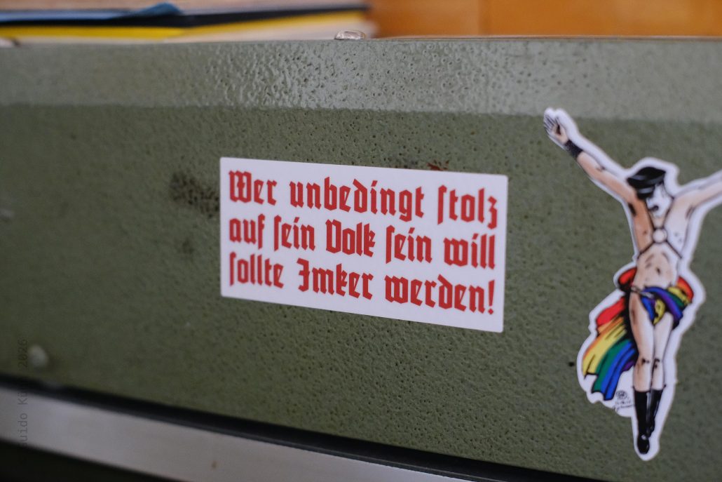 Motivierender Aufkleber mit Regenbogen und Biene auf grünem Hintergrund.