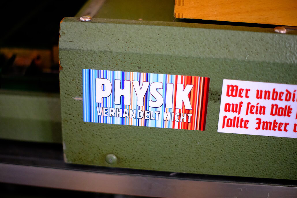 Motiv Aufkleber mit den Klimastreifen und dem Text 'Physik verhandelt nicht'